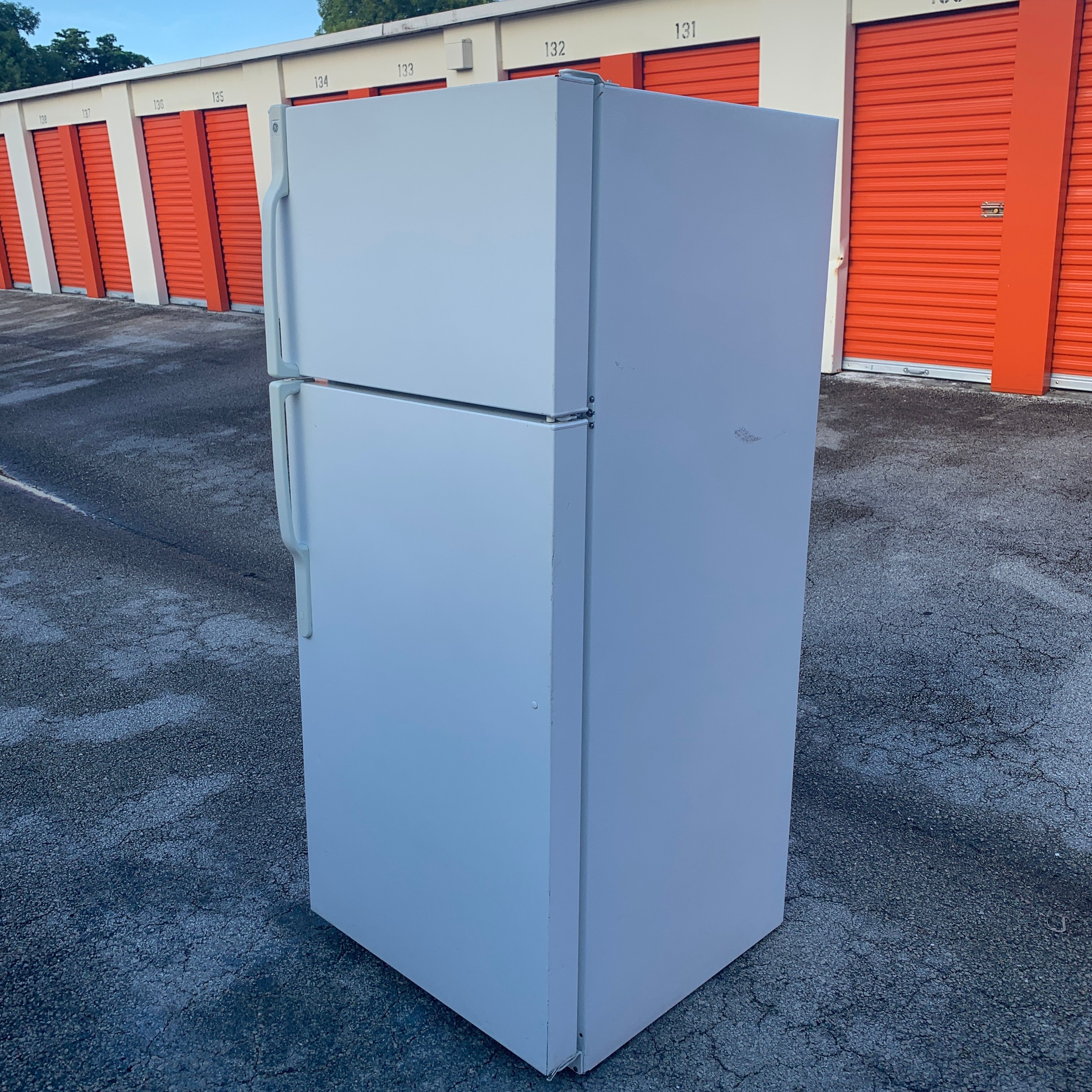 GE Top and Bottom Refrigerator GE Top and Bottom Refrigerator